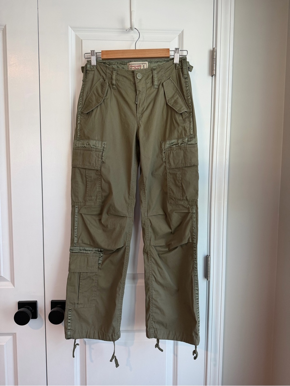 Abercrombie & Fitch Women’s Low Rise Utility Cargo Pants Green Size 0 Short